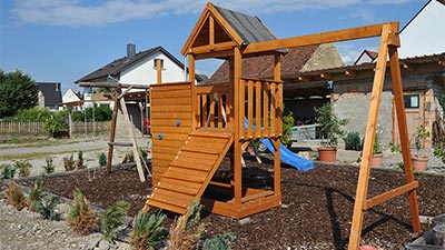 Spielplatz hinter dem Haus